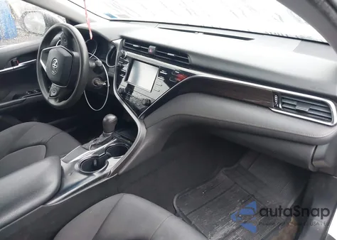 2018 Toyota Camry Le z USA, uszkodzony, nr VIN 4T1B11HK7JU093185